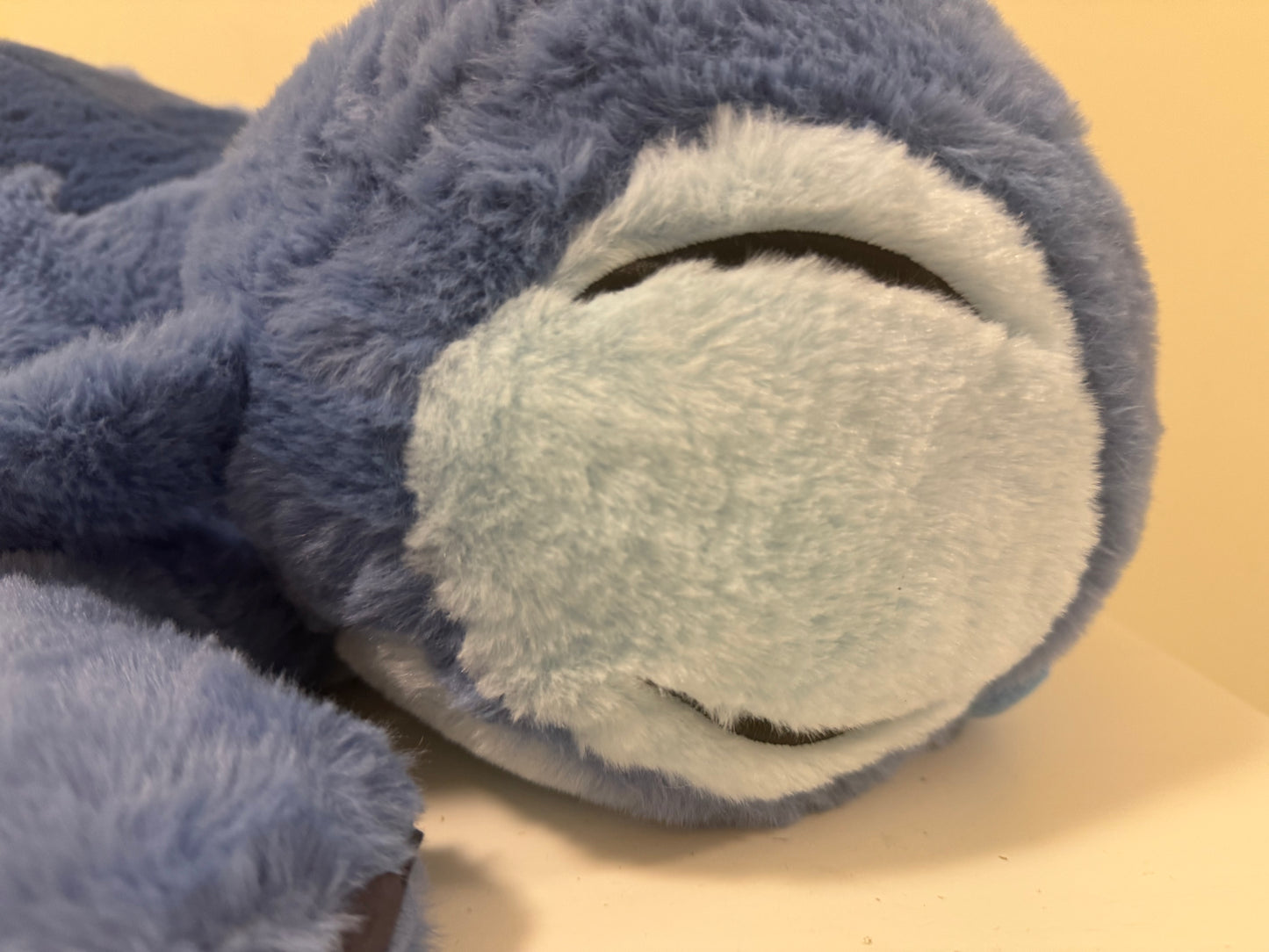 Blaues Alien Kuscheltier – Liegend, ca. 45 cm
