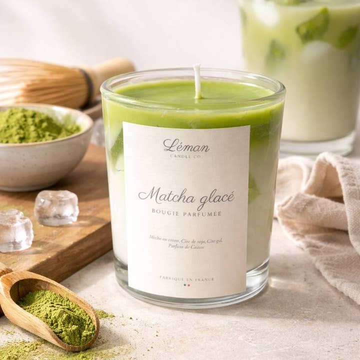 Matcha Glacé Duftkerze von Léman Candle Co. mit grün-weißen Wachsschichten im Glas – Herstellerfoto