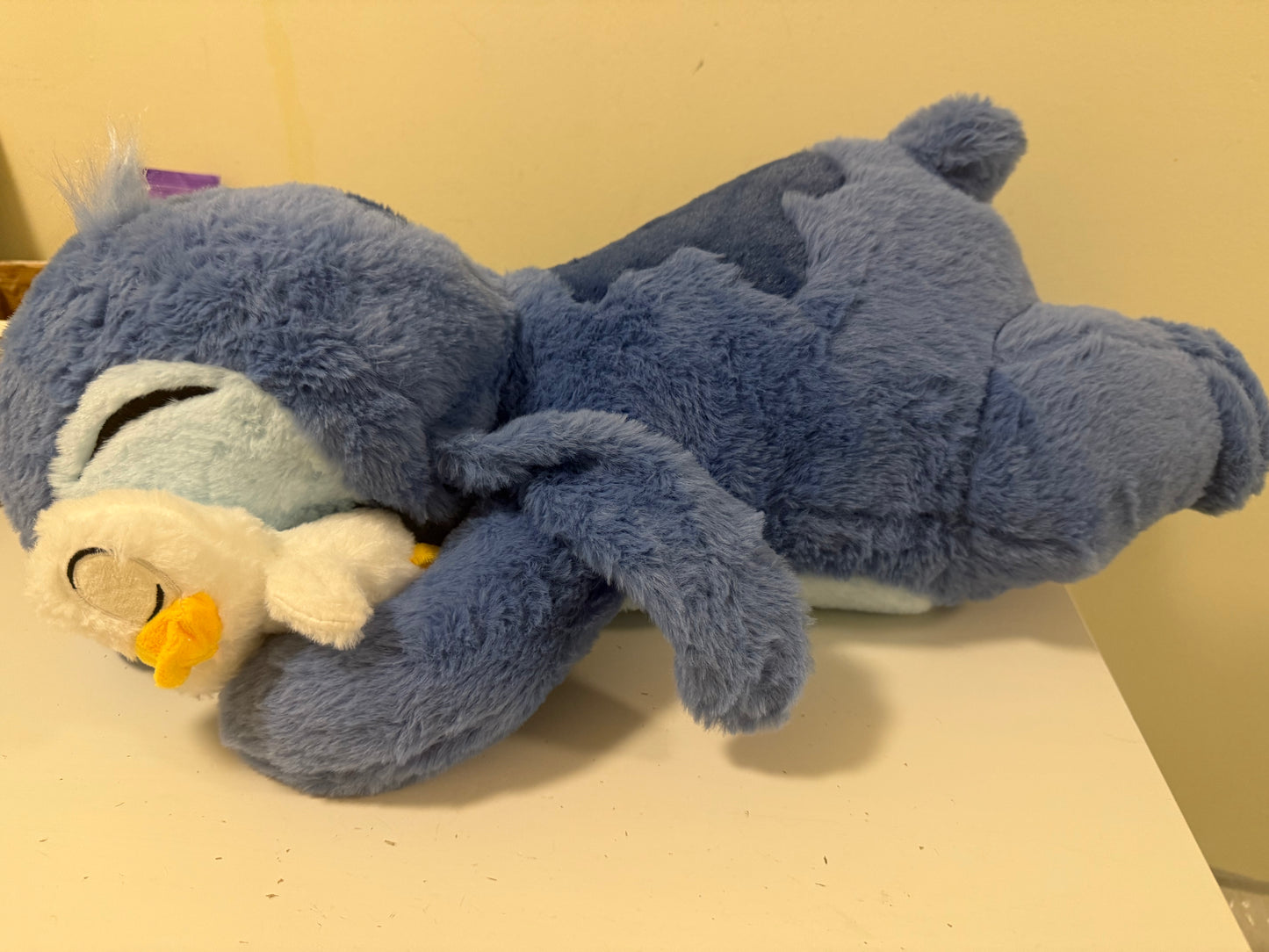 Blaues Alien Kuscheltier – Liegend, ca. 45 cm