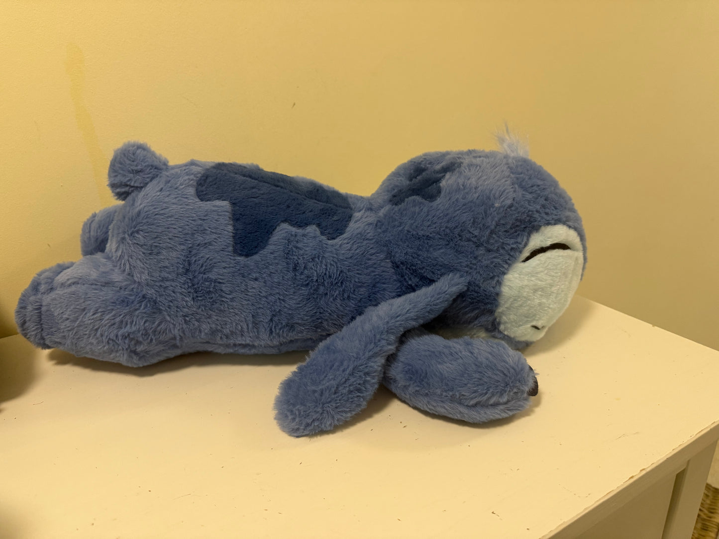 Blaues Alien Kuscheltier – Liegend, ca. 45 cm