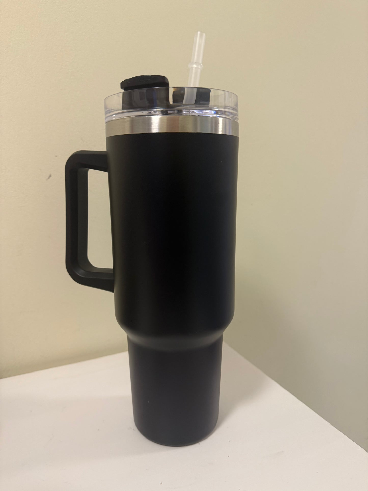Edelstahl Trinkbecher mit Strohhalm und Deckel – 1200 ml (Schwarz)