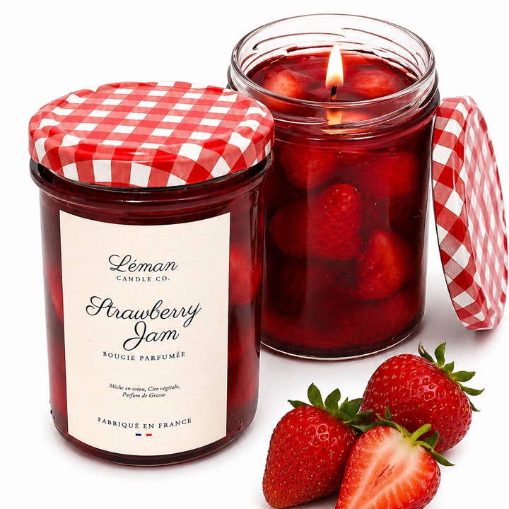 Strawberry Jam Kerze von Léman Candle Co. im roten Marmeladendesign mit kariertem Deckel – Herstellerfoto