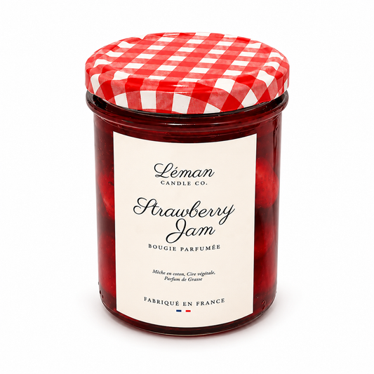 Strawberry Jam Kerze von Léman Candle Co. im roten Marmeladendesign mit kariertem Deckel