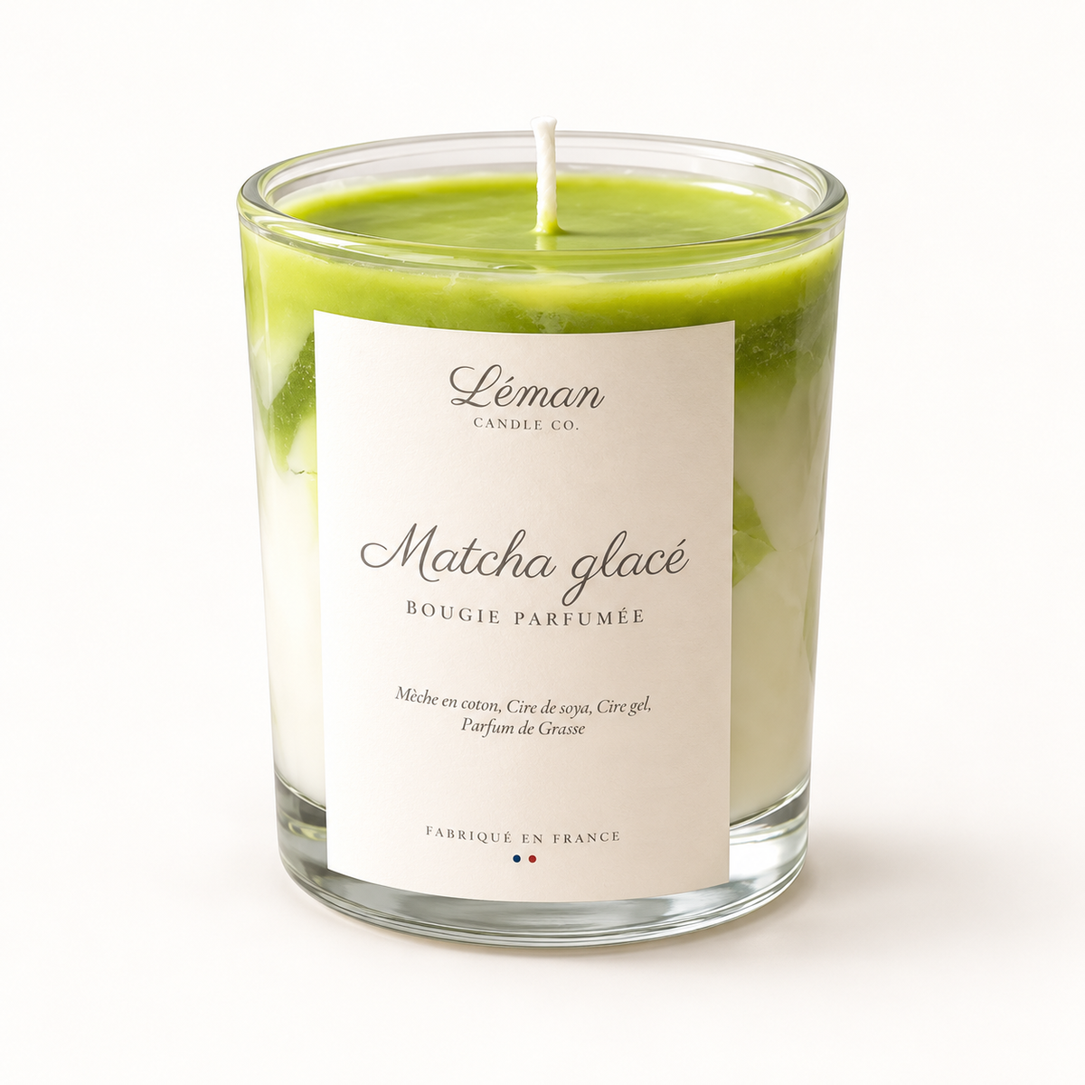 Matcha Glacé Duftkerze von Léman Candle Co. mit grün-weißen Wachsschichten im Glas