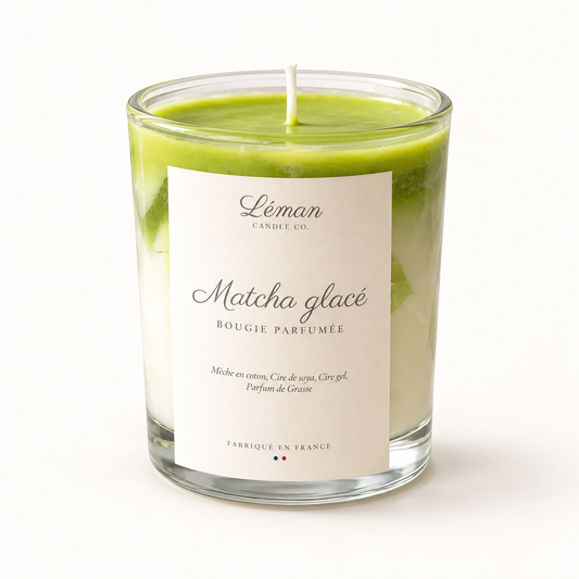 Matcha Glacé Duftkerze von Léman Candle Co. mit grün-weißen Wachsschichten im Glas